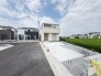 前面道路は歩道も整備され、小さなお子様にも安心です。
