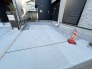 セカンドカーにも便利、駐車2台可の敷地。
