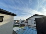 1号棟 主に二階建てが中心の住宅街。近隣の屋根を高さを見ても、こちらの家と同じくらい。
