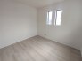 F号棟 今からここを誰のお部屋にしようか、そんな洋室。大きさは5.25帖です。
 2026/06/06m