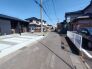 2号棟 幅員の狭い道ですが、車通りの少ない住宅街に立地してます。
