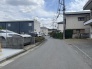 前面道路は歩道も整備され、小さなお子様にも安心です。
