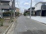 1号棟 幅員の狭い道ですが、車通りの少ない住宅街に立地してます。
