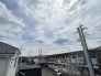主に二階建てが中心の住宅街。近隣の屋根を高さを見ても、こちらの家と同じくらい。
