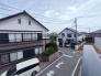 1号棟 車通りの少ない閑静な住宅地、のびのびした子育てに適します。
