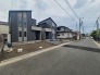 洗練された佇まいが街並みに溶け込み、落ち着きのある日常を予感させるモダンな外観デザインです。