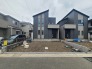 洗練された幾何学的なフォルムが街並みに静かな調和をもたらし、暮らしの始まりを予感させる佇まいです。