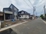 洗練されたモノトーンの外観が街並みに馴染み、穏やかな時間が流れる落ち着いた住環境です。