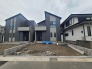 洗練された外観が街並みに静かな調和をもたらし、これから始まる新しい暮らしの可能性を感じさせます。