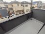 住宅街の中の一戸建て、あたりはほとんど住宅です。

