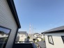 前面の住まいとの距離感があるから、圧迫感を感じません。
