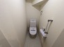 ウォシュレット機能付き。憩いの場としてひそかに注目度の高いお手洗いにもご注目ください。

