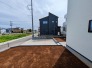 車通りの少ない閑静な住宅地、のびのびした子育てに適します。
