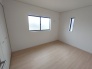 4号棟 今からここを誰のお部屋にしようか、そんな洋室。大きさは6帖です。
 2026/06/05m