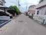 住民の方が主に利用する交通量少なめの道路に面してます。
