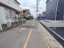 住民の方が主に利用する交通量少なめの道路に面してます。
