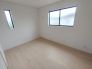 1号棟 今からここを誰のお部屋にしようか、そんな洋室。大きさは6帖です。
 2026/06/05m