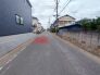 住民の方が主に利用する交通量少なめの道路に面してます。
