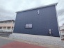 車通りの少ない閑静な住宅地、のびのびした子育てに適します。
