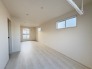 将来的には間仕切りして２部屋に変更可能な洋間。成長に合わせた間取り変更が可能なタイプ。
