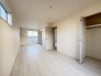 将来的には間仕切りして２部屋に変更可能な洋間。成長に合わせた間取り変更が可能なタイプ。
