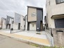 住民の方が主に利用する交通量少なめの道路に面してます。
