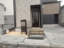 ポーチのついた新築分譲物件。玄関の印象はいかがでしょうか？入口からご覧ください。
