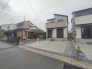 2号棟 前面道路は歩道も整備され、小さなお子様にも安心です。

