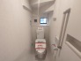 1号棟 ウォシュレット機能付き。憩いの場としてひそかに注目度の高いお手洗いにもご注目ください。

