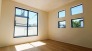 大事な日当たりは、大きな窓から。誰のお部屋にしましょう。
