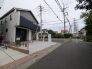 幅員の狭い道ですが、車通りの少ない住宅街に立地してます。
