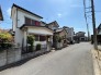 幅員の狭い道ですが、車通りの少ない住宅街に立地してます。
