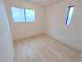 4号棟 今からここを誰のお部屋にしようか、そんな洋室。大きさは5.2帖です。
 2026/04/09m