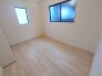 今からここを誰のお部屋にしようか、そんな洋室。。
