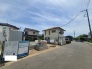 静かな住宅街に位置する、新しい暮らしの始まりを感じさせるすっきりとした区画です。