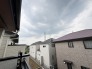 住宅街の中の一戸建て、あたりはほとんど住宅です。

