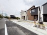 駐車が苦手な方にも嬉しい、前面６ｍ道路に面した住まい。
