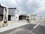 駐車が苦手な方にも嬉しい、前面６ｍ道路に面した住まい。
