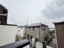 住宅街の中の一戸建て、あたりはほとんど住宅です。
