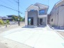 住民の方が主に利用する交通量少なめの道路に面してます。
