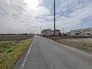 住民の方が主に利用する交通量少なめの道路に面してます。
