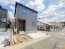 住民の方が主に利用する交通量少なめの道路に面してます。
