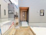 ポーチのついた新築分譲物件。玄関の印象はいかがでしょうか？入口からご覧ください。
