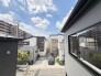 前面の住まいとの距離感があるから、圧迫感を感じません。
