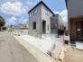 幅員の狭い道ですが、車通りの少ない住宅街に立地してます。
