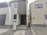 1号棟 重厚な雰囲気を演出する玄関ドア。ゴシックな色合いが物件の表情を引き締めます。
 2026/06/05m