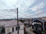 住宅街の中の一戸建て、あたりはほとんど住宅です。
