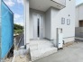 アプローチからの玄関がおしゃれな住宅。出発も帰宅も楽しみになるかも。
