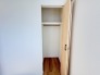 部屋と部屋の隙間をうまく使ったスリムな収納スペース。
