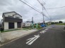 落ち着いた住宅街の雰囲気に馴染む、整えられた外観とゆとりある敷地が印象的な佇まいです。